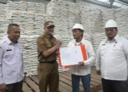 Bupati Hendrajoni Pastikan Kualitas Beras dan Minyak Goreng Bantuan Pangan Layak Konsumsi