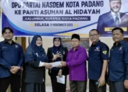 Peringati HUT ke-14, NasDem Padang Serahkan Sembako dan Santuni Puluhan Anak Yatim.
