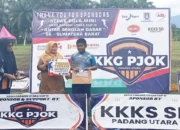 Kepsek SD 24 Ujung Gurun Yumlisma Bangga Anaknya Alif Rahman Pemain Terbaik Sepakbola Mini Cup III