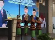 Tim Madra Swara MAN 2 Padang Sambut Menteri Agama dengan Tari Pasambahan