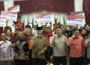 Gubernur Mahyeldi Serahkan Bonus Rp9 Miliar Lebih Kepada Para Atlet dan Pelatih Berprestasi di Sumbar