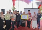 Ketua DPRD Sumbar Muhidi Serahkan Bantuan UEP untuk Perkuat Kemandirian PSAA Aisyiyah Ampang