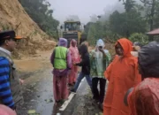 Turun Tangan Bersihkan Material Longsor di Malalak, Gubernur Mahyeldi : Pembukaan Akses Jalan Penting untuk Pencepatan Penanganan Darurat Bencana