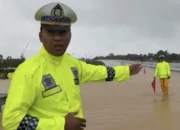 Petugas PJR Polda Sumbar Sigap Atur Arus Saat Genangan Rendam Jalan Tol Padang–Sicincin