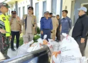 Bupati Pessel Salurkan 750 Kg Beras untuk Warga Terdampak Banjir di Kecamatan Batang Kapas