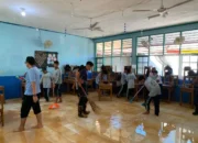 Damkar Kota Padang dan Siswa SMPN 29 Kurao Pagang Goro Bersihkan Sekolah Pasca Banjir