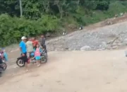 Sempat Terputus, Akses Jalan di Batu Busuk Sudah Bisa Dilewati Kendaraan Roda Dua