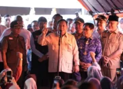 Presiden Prabowo Bagikan Bantuan Sembako Saat Meninjau Korban Bencana di Kabupaten Padang Pariaman