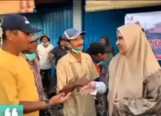 Medan Berat Tak Halangi Nevi Zuairina Bantu Warga Terdampak Galodo di Palembayan