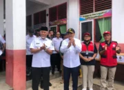 Menko Polhukam Serahkan Bantuan Rp309 Juta bagi Korban Banjir dan Longsor di Padang