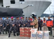 Kapal RS KRI RJM-992 Sandar di Teluk Bayur, Bawa Bahan Bantuan untuk Bencana Alam Sumbar