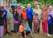 Ketua BKOW Sumbar Salurkan Bantuan untuk Warga Terdampak Bencana di Jorong Arikia Kabupaten Agam