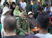 Tak Bisa Melaut Dua Minggu, 205 Nelayan Pasia Nan Tigo Terima Bantuan dari Gubernur Mahyeldi