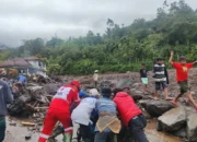Relawan PMI Agam dan Bukittinggi Aksi Bersih-bersih Rumah di Malalak