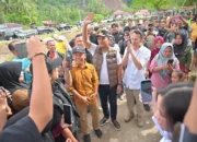 Wagub Sumbar Dampingi Raffi Ahmad Beri Dukungan Moril bagi Warga Terdampak Bencana di Pasie Laweh
