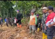 DPP IARMI Sumbar Goro Bersihkan 200 Meter Jalan Tertimbun Longsor di Lubuak Tampuruang Guo Kuranji