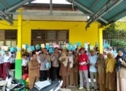 Ketua KKGO Lengayang Bagikan Buku dan Baju Layak Pakai kepada Siswa SD Terdampak Bencana Alam