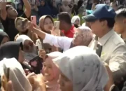 Kunjungi Palembayan, Anak-anak Korban Banjir Bandang Berebut Salami Prabowo