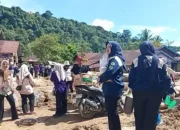 Mahasiswa Unbrah dengan Formasi Berkelompok Bantu Warga Terdampak di Batu Busuak
