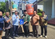 Gubernur Mahyeldi Terima Bantuan Mesin Penjernih Air dari UNDIP untuk Warga Terdampak Bencana