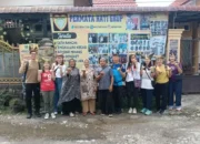 10 Orang Turis dari Hongkong Belajar Membuat Deta dan Bermain Musik di Galeri Permata Hati Grup