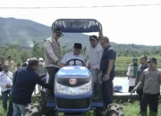Gubernur Mahyeldi Serahkan Bantuan Alsintan untuk Kelompok Tani di Kabupaten Solok