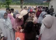 Empat Nagari Masih Terisolasi di Bayang Utara, Bunda Lisda Hendrajoni Bantu 300 Paket Sembako