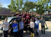 25 Relawan MAN 2 Padang Terjun Bersihkan Lumpur Pascabanjir di Banda Gadang