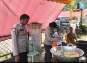 Kasi Dokkes Polres 50 Kota dan Bhabinkamtibmas Terjun Langsung Bantu Operasional Dapur Umum di Koto Tinggi