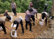 Sat Samapta Polres 50 Kota Bersama BPBD dan Warga Gelar Gotong Royong Perbaiki Jalan Amblas Pasca Bencana