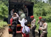 Tim Tanggap Darurat Polres 50 Kota Bantu Pelajar Berangkat ke Sekolah