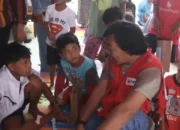 Komeng Bersama PMI Sumbar Datangi Cupak Tangah, Duka Berubah Tawa di Pengungsian