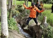 Wabup Pesisir Selatan Tembus Medan Ekstrem Cek Kondisi Warga Terdampak Bencana di Ngalau Gadang