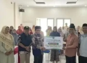 Kanwil Kemenag Sumbar Salurkan Bantuan Rp44 Juta untuk ASN dan Non ASN Terdampak Banjir di Pesisir Selatan
