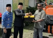 Komit Dukung Swasembada Pangan, Bupati Welly Suhery Serahkan Alsintan kepada Kelompok Tani