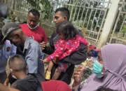 Anak-anak Tamiang Menyapa di Tepi Jalan ; Fana Kelas Enam Pak, Adik Baru Kelas Empat!