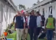 Warga Tamiang Berjubel Menunggu Prabowo, Rencananya Penyerahan Huntara kepada Korban Banjir