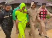 Puluhan Warga Pasar Lalang Gowo Termasuk Lansia Dievakuasi Polisi Akibat Banjir Sungai Batang Kuranji