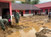 Bahu Membahu Pulihkan Sekolah, Prajurit TNI AL Bersihkan Lumpur di Tukka Tapanuli Tengah