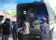 Tim Satgas Gulbencal TNI AL Kodaeral II Laksanakan Pembersihan dan Distribusi Bantuan di Kabupaten Agam