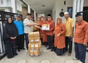 PWRI Sumbar Serahkan Pakaian Baru untuk Warga Terdampak Banjir di Kabupaten Agam