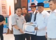 Wartawan Senior Mustafa Akmal Datuk Sidi Ali Peroleh Penghargaan dari Bupati Tanah Datar