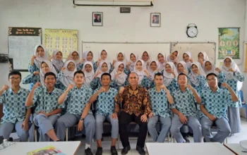 Hari Terakhir Mengajar, Guru Fiqih MAN 2 Padang Tinggalkan Kesan Positif