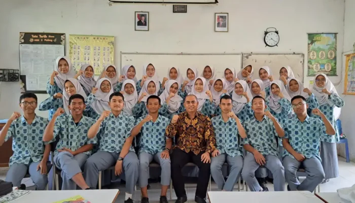 Hari Terakhir Mengajar, Guru Fiqih MAN 2 Padang Tinggalkan Kesan Positif