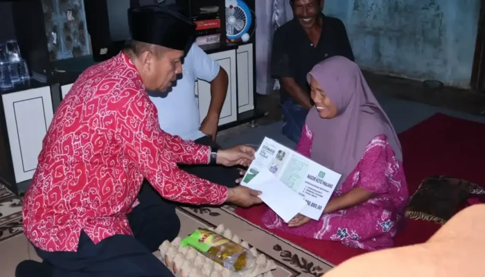 Pemko Payakumbuh Serahkan Bantuan Sosial Swadaya Masyarakat di Kelurahan Koto Panjang Padang