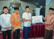 Wagub Vasko Ruseimy Serahkan Bantuan untuk Masjid Padang Japang Tujuh Koto Talago