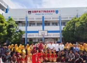 Saat Lenggang Tujuah Menari, SMPN 7 Padang Sambut Datangnya Sang Alumni Dony Oskaria