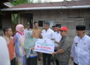 Wagub Sumbar Serahkan Bantuan Bedah Rumah di Agam dan Bukittinggi