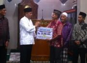 Wawako Payakumbuh Elzadaswarman Serahkan Bantuan Masjid Al Mukarromah dalam Tim Ramadan