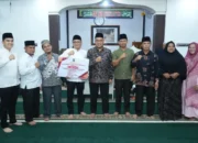 Sekdaprov Sumbar Serahkan Miliaran Rupiah untuk Panti dan Masjid di Pasaman Barat